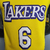 Camiseta regata amarela dos Los Angeles Lakers com número 6, fabricada pela Nike.