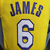 Camiseta regata amarela do time Los Angeles Lakers com o nome "JAMES" e o número "6" nas costas.