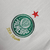 Emblema do Palmeiras em um kit infantil branco da Puma, com estrela vermelha e detalhes em verde e amarelo.