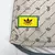 Detalhe da camisa Juventus Edição Especial Gucci 24/25, destacando o logo da Gucci em um fundo amarelo.