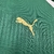 Detalhe da camisa Palmeiras I 24/25 com o logo da Puma em bordado dourado sobre fundo verde.