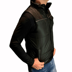 Colete de nylon preto da marca LK-LIKE, usado por homem, posicionado de lado.