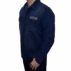 Camisa jeans premium extra soft da marca LK-LIKE, na cor azul escuro, com bordado no bolso e vista lateral.