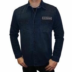 Camisa jeans premium extra soft da marca LK-LIKE, com detalhes em costura clara e bolso frontal, modelo masculino.