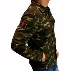 Jaqueta camuflada edição especial da marca LK-LIKE, com detalhes em vermelho, modelo masculino, vista lateral.