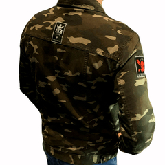 Jaqueta camuflada edição especial da marca LK-LIKE, vista de costas, com logo e patch.