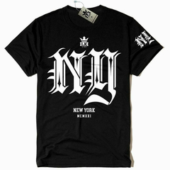 Camiseta preta da marca LK-LIKE com estampa em branco, destacando as letras estilizadas "NY" e a inscrição "NEW YORK MCMXXI".