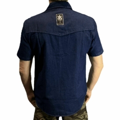 Camisa jeans premium da série RIDE, cor azul escuro, vista pela parte de trás, com etiqueta da marca LK-LIKE.