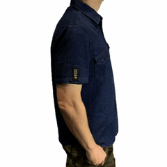 Camisa jeans premium série RIDE da marca LK-LIKE, na cor azul, vista de lado, com detalhe na manga e bolso frontal.