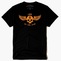 Camiseta preta da marca LK-LIKE com estampa laranja de caveira com asas e a frase "ART - CODE - ACTION".