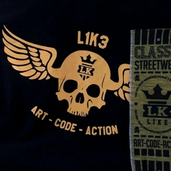 Camiseta preta da marca LK-LIKE com estampa de caveira, asas e a frase "ART - CODE - ACTION".