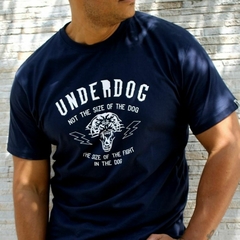 Homem vestindo a camiseta azul UNDERDOG da marca LK-LIKE, com estampa de um cachorro.