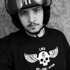 Homem usando um capacete e uma camiseta preta da marca LK-LIKE com estampa de caveira e asas.