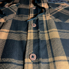 Camisa premium xadrez da marca LK-LIKE em tons de preto e amarelo com botões claros.