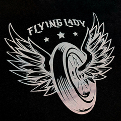 Estampa de uma camiseta baby look da série "Flying Lady" da marca LK-LIKE, com asas e roda em fundo preto.