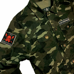 Jaqueta camuflada edição especial da marca LK-LIKE, com patch de caveira e detalhes em vermelho.