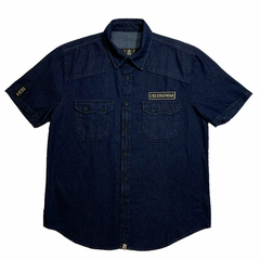 Camisa jeans premium da série RIDE da marca LK-LIKE, azul escuro, com dois bolsos frontais e detalhes elegantes.