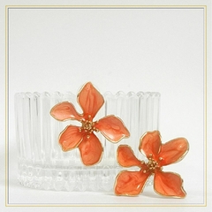 Brinco Flor Esmaltado Coral - comprar online