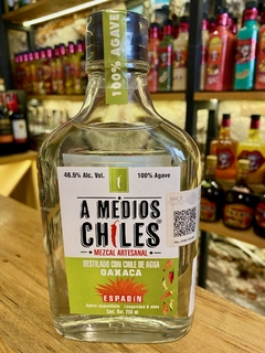 A Medios Chiles Espadín Destilado c/Chile de Agua 250ml