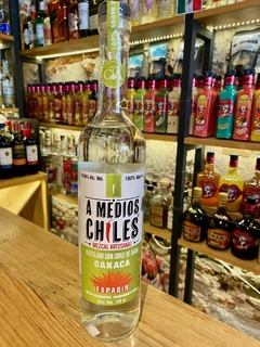 A Medios Chiles Espadín Destilado c/Chile de Agua 750ml