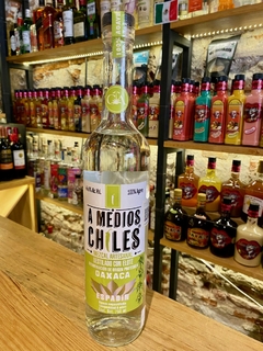 A Medios Chiles Espadín Destilado c/Elote 750ml