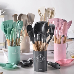 KIT 12 UTENSILIOS DOMÉSTICOS DE COZINHA, SILICONE, COM MADEIRA ELEGANTE, CORES SORTIDAS - comprar online