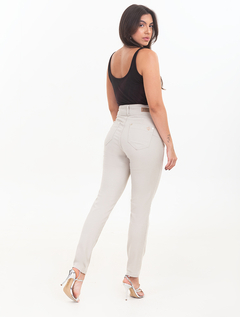 Calça Cigarrete Areia Poderosa Nadia Plus-Sarja 1763172 - comprar online