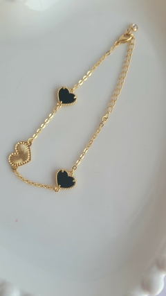 Pulseira com coração dourado e preto