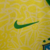 Detalhe da camisa da Seleção Brasileira, amarela com detalhes em verde, exibindo o logo da Nike.