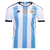 Camisa da Seleção da Argentina, modelo masculino, nas cores azul e branca, com listras verticais e logotipo da FIFA 2022.