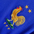 Emblema da Seleção Francesa de Futebol com galo, emblema bordado em camisa azul.