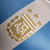 Detalhe do escudo da Seleção Argentina em uma camisa branca e azul da Adidas.