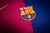 Detalhe do escudo do FC Barcelona em uma camisa Nike, com as cores azul e vermelha.