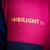 Detalhe da camisa do Barcelona I 24/25, com a inscrição "AMBILIGHT tv" em destaque na manga.