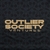 Logotipo da Outlier Society Ventures em uma camisa preta, destacando o design elegante e moderno.