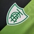 Detalhe do escudo do América Mineiro na camisa verde e preta para torcedores.