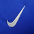 Detalhe do logo da Nike em uma camisa azul da Seleção da França I 24/25 para torcedoras.