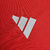 Detalhe do logotipo da Adidas em uma camisa vermelha do Colo Colo do Chile II 24/25.