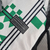 Detalhe da etiqueta da camisa de torcedor da Nigéria 24/25, com design em branco e verde.