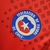 Emblema da Federação de Futebol do Chile em uma camisa vermelha da Seleção do Chile I 24/25.