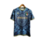 Camisa de futebol da seleção da Itália, edição especial Versace 22/23, em azul com detalhes em dourado e estampa decorativa.