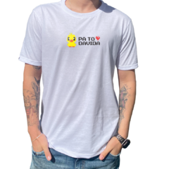 Camiseta unissex branca com estampa de um pato pixelado e a frase "PA TO DAVIDA".