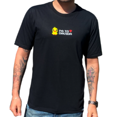 Camiseta unissex preta com estampa pixelada de um pato e a frase "PA TO DAVIDA".