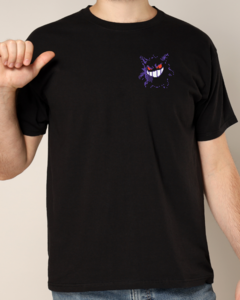 Camiseta unissex preta com estampa do Pokémon Gengar na parte frontal.