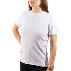 Camiseta feminina de malha canelada premium na cor branca, com modelagem básica e mangas curtas.