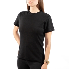 Camiseta feminina de malha canelada premium na cor preta, com corte clássico e mangas curtas.