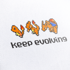 Camiseta unissex com estampa de evolução de Pokémon e a frase "keep evolving"