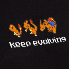 Camiseta unissex preta com estampa pixelada de evolução de personagens e a frase "keep evolving".