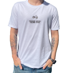 Camiseta branca unissex com estampa "PRESENT MOOD: FEELING GOOD."