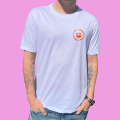 Camiseta unissex branca com estampa laranja que diz "Kindness Is Cool".